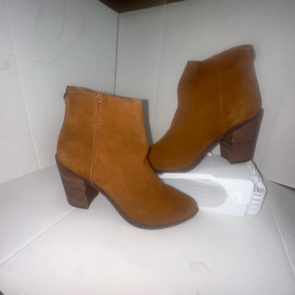Women's boots in light brown suede size 7. (107)
